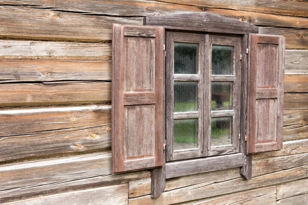 Maison Bois Rond Fenêtre Avec Volets Ouverts — Photo