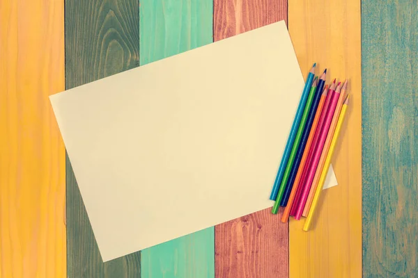 Papier Blanc Crayons Colorés Sur Table Des Couleurs Vue Haut — Photo