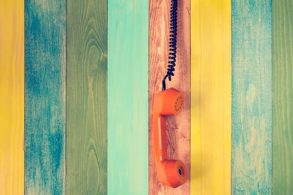 Κρεμάστε Ακουστικό Του Τηλεφώνου Στο Χρώμα Ξύλινο Τοίχο Φόντο — Φωτογραφία Αρχείου