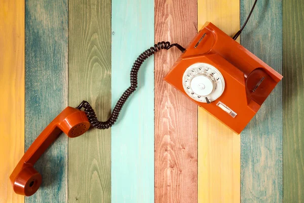 Telefono Retrò Arancione Sfondo Legno Colorato Vista Dall Alto — Foto Stock