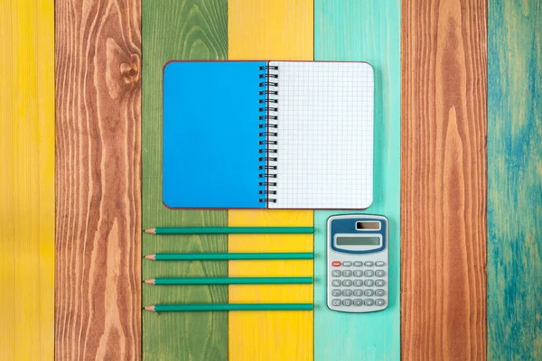 Osobisty Organizator Kalkulator Cztery Ołówki Tle Koloru Kopiuj Miejsce Tekst — Zdjęcie stockowe