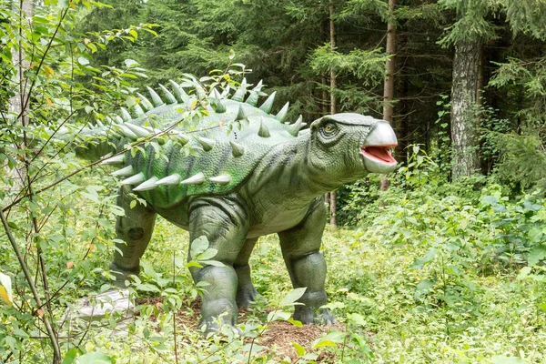 Estátua Dinossauro Talarurus Uma Floresta Verde — Fotografia de Stock
