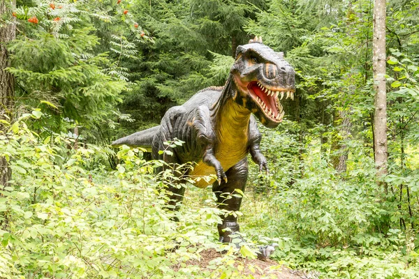 Estátua Dinossauro Gorgosaurus Realista Uma Floresta Selvagem — Fotografia de Stock