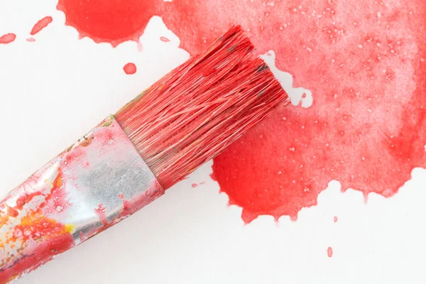 赤水彩の絵筆とスプラッタ クローズアップビュー — ストック写真