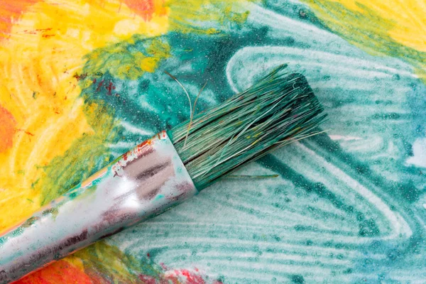 Schmutziger Aquarellpinsel Auf Abstrakter Farbenfroher Malerei — Stockfoto