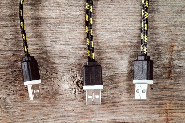 Trois Câbles Usb Suspendus Sur Fond Bois — Photo