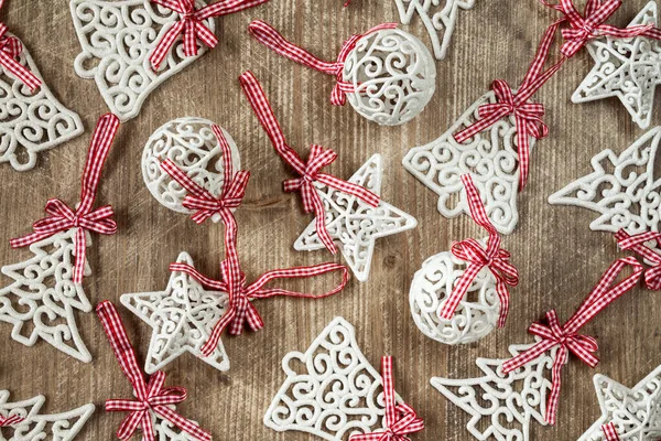 Verschiedene Christbaumkugeln Und Glitzernde Weihnachtsdekorationen — Stockfoto