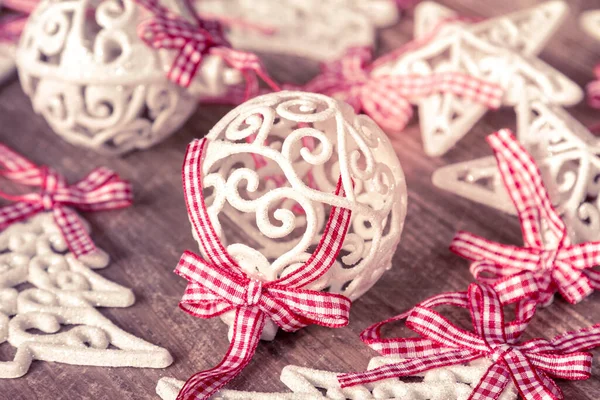 Kerstballen Glinsterende Kerstversieringen Met Rode Linten — Stockfoto