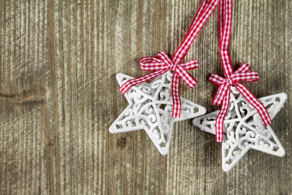 Δύο Χριστουγεννιάτικα Αστέρια Κρέμονται Στο Ξύλινο Φόντο — Φωτογραφία Αρχείου