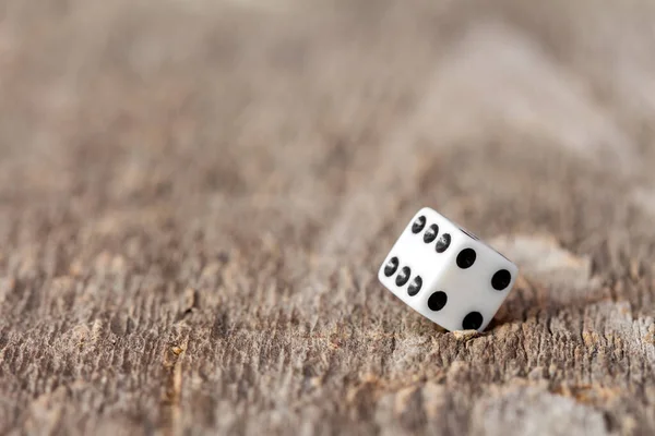 Dados Cúbicos Brancos Deitados Sobre Fundo Madeira — Fotografia de Stock