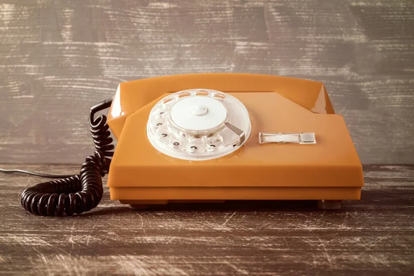 Eski Klasik Telefon Ahşap Masada — Stok fotoğraf