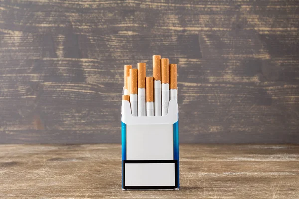 Sigara Paketini Sigaranı Çıkar — Stok fotoğraf