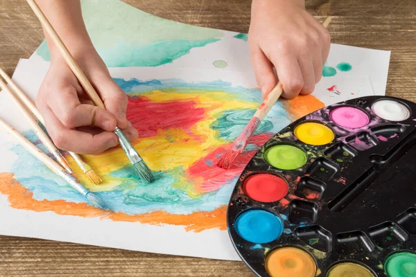 Kindermalerei Mit Pinsel Und Bunten Farben — Stockfoto