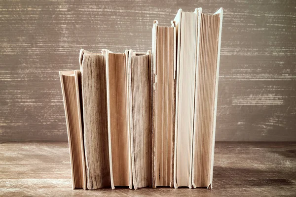 Řádek Starých Knih Naskládaných Dřevěném Pozadí — Stock fotografie