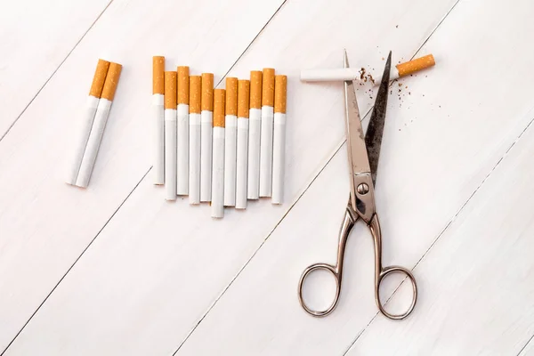 Cortar Cigarrillos Con Tijeras Antitabaco Dejar Fumar Concepto —  Fotos de Stock