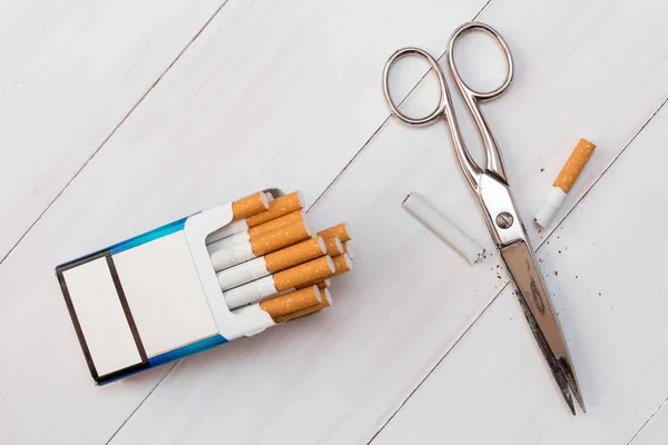Cortar Cigarrillo Con Tijeras Antitabaco Dejar Fumar Concepto —  Fotos de Stock