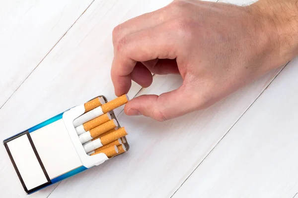 Concept Tabagisme Main Prend Une Cigarette Hors Emballage — Photo