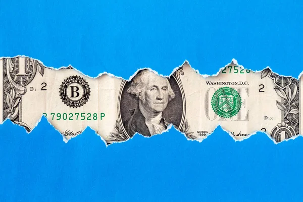 引き裂かれた青い紙を通して1ドルのマクロ — ストック写真
