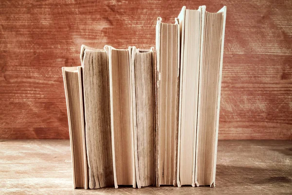 Livres Anciens Empilés Rangée Sur Fond Bois — Photo