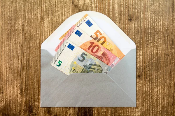 Busta Argento Con Valuta Euro Sfondo Legno — Foto Stock