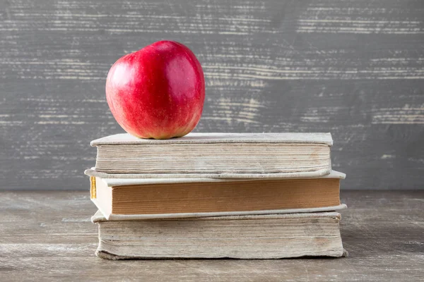 Libros Apilados Con Manzana Roja Parte Superior Concepto Educativo — Foto de Stock