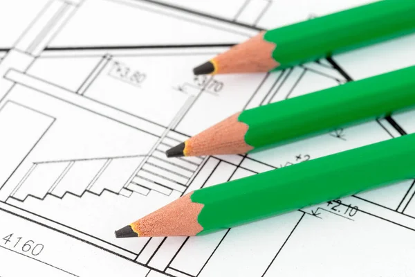 Drei Grüne Bleistifte Auf Architektonischem Entwurf — Stockfoto