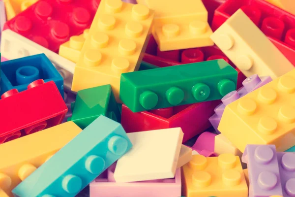 Gekleurde Speelgoed Bakstenen Achtergrond Close Uitzicht — Stockfoto