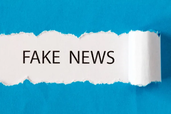 Phrase Fake News Geschrieben Unter Zerrissenem Papier — Stockfoto