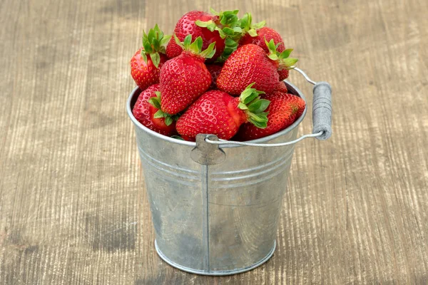 Small Metal Bucket Fresh Picked Strawberries — Stock Photo, Image