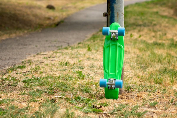 Заброшенный Скейтборд Парке Рядом Асфальтовой Дорожкой — стоковое фото