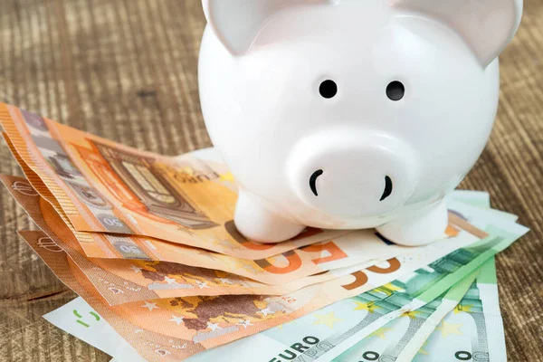 Sparschwein Mit Euro Banknoten Auf Holzgrund Finanzielle Erfolgsstrategie — Stockfoto