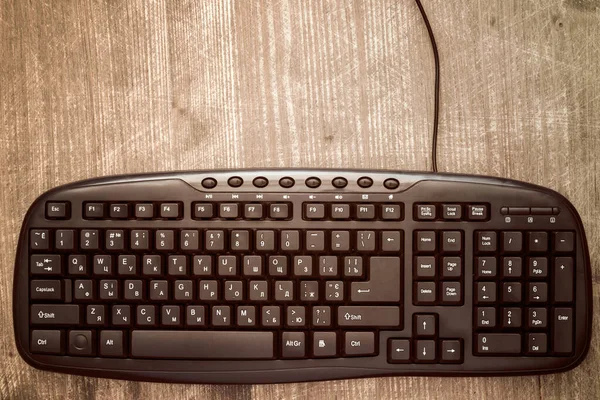 Schwarze Computertastatur Auf Dem Holztisch — Stockfoto