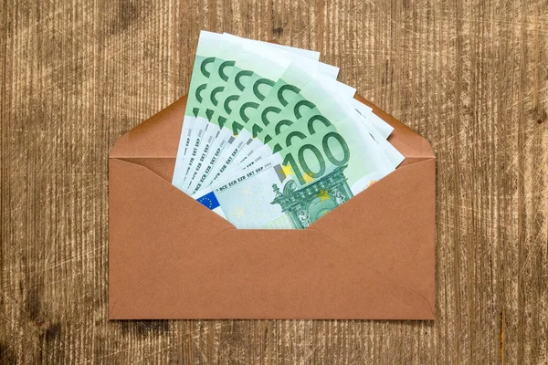 Brauner Umschlag Mit Euro Währung Über Holzgrund — Stockfoto