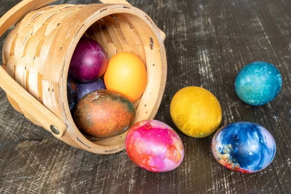 Canasta Huevos Pascua Pintada Sobre Fondo Madera —  Fotos de Stock