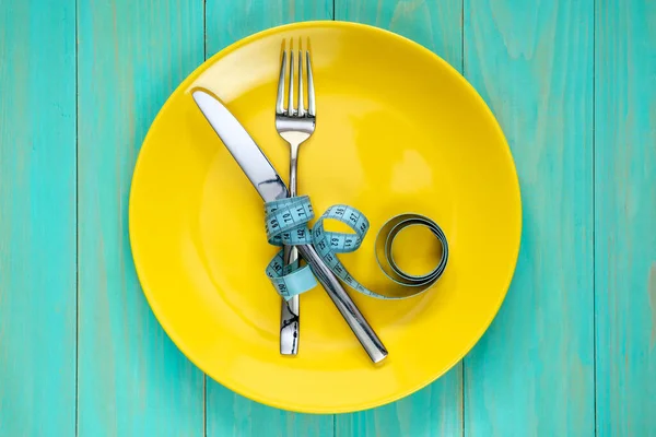 Conceito Fome Dieta Placa Com Faca Garfo Fita Métrica — Fotografia de Stock