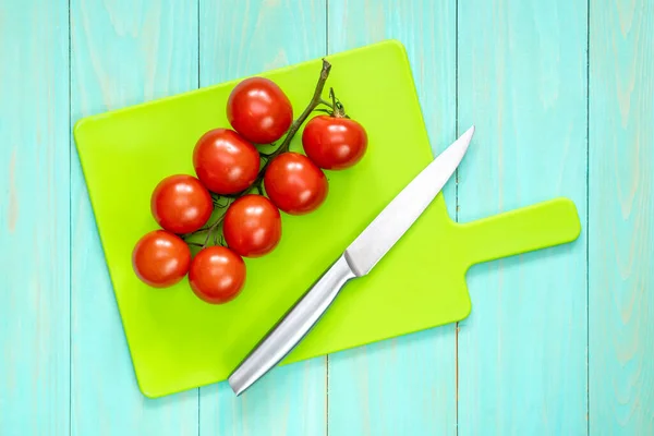 Ramo Tomates Cereja Faca Uma Tábua Corte — Fotografia de Stock