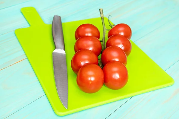 Tomates Cereja Faca Uma Placa Corte Verde — Fotografia de Stock