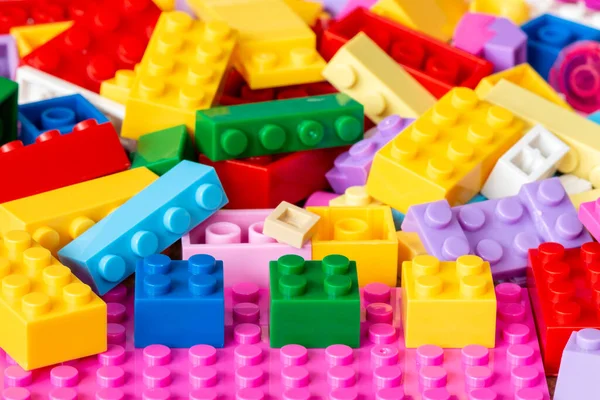 Renkli Plastik Oyuncaklar Tuğlalar Arka Plan Yakın Görüntü — Stok fotoğraf