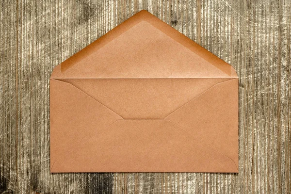 Open Bruine Envelop Liggend Houten Ondergrond — Stockfoto