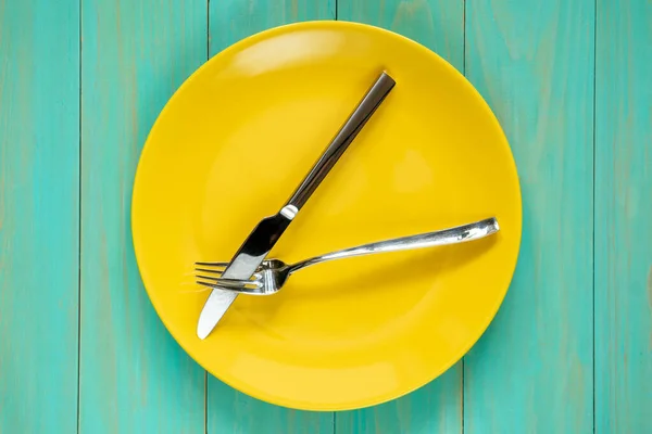 Assiette Jaune Vide Avec Fourchette Couteau — Photo