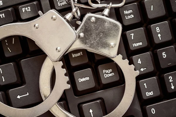 Online Verbrechenskonzept Mit Handschellen Auf Computertastatur — Stockfoto