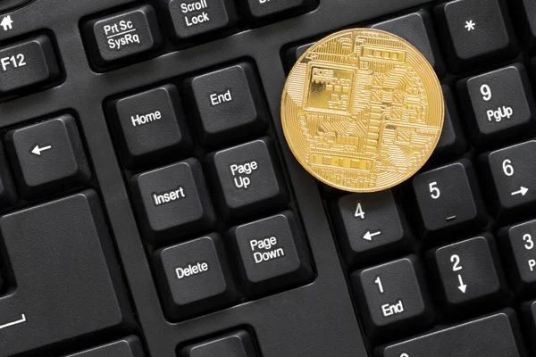 コンピューターキーボードのゴールデンBtcコイン トップ表示 — ストック写真