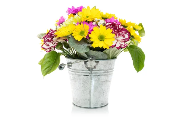 Strauß Aus Verschiedenen Blumen Einem Metalleimer Isoliert Auf Weißem Hintergrund — Stockfoto