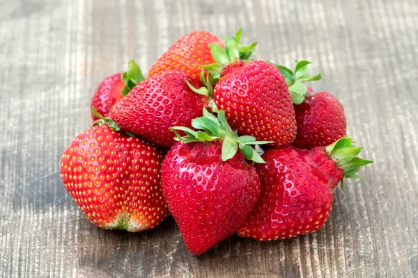 Haufen Frisch Gepflückter Erdbeeren Auf Holztisch — Stockfoto