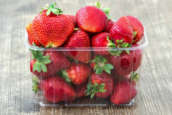 Punsch Von Frisch Gepflückten Erdbeeren Zum Verkauf — Stockfoto