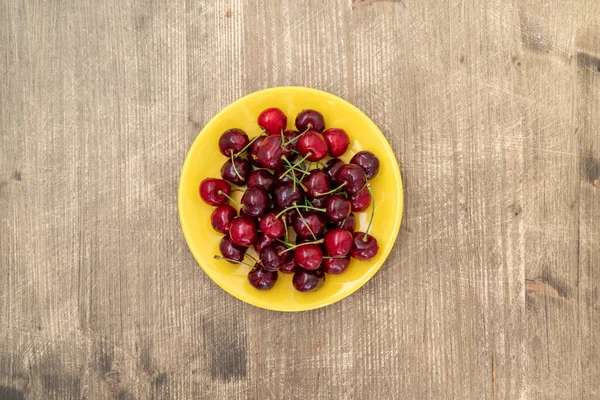 Assiette Jaune Aux Cerises Fraîches Vue Dessus — Photo