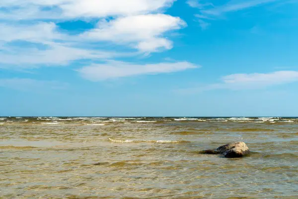 Güneşli Bir Yaz Gününde Deniz Kıyısındaki Taş — Stok fotoğraf