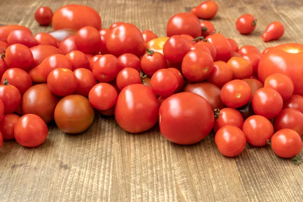 Fotografia Estúdio Tomates Orgânicos Mesa Madeira — Fotografia de Stock