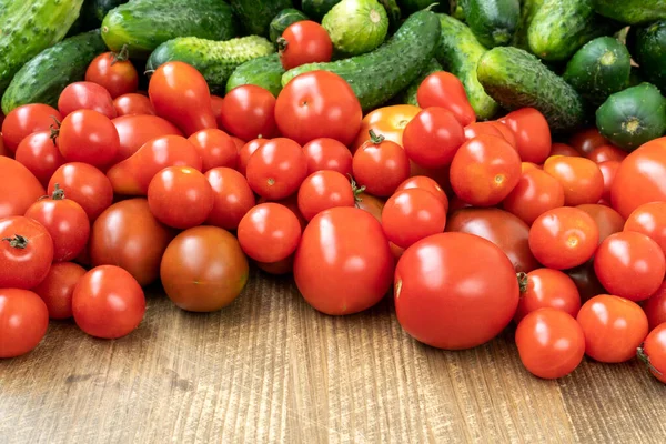 Close Tomates Orgânicos Pepinos Mesa Madeira — Fotografia de Stock