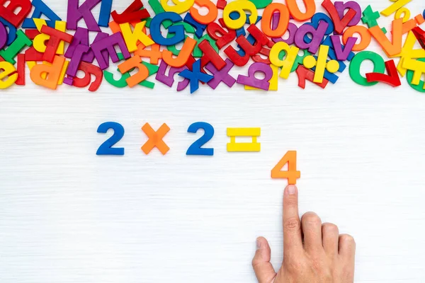 Main Homme Faisant Simple Multiplication Avec Des Nombres Colorés — Photo